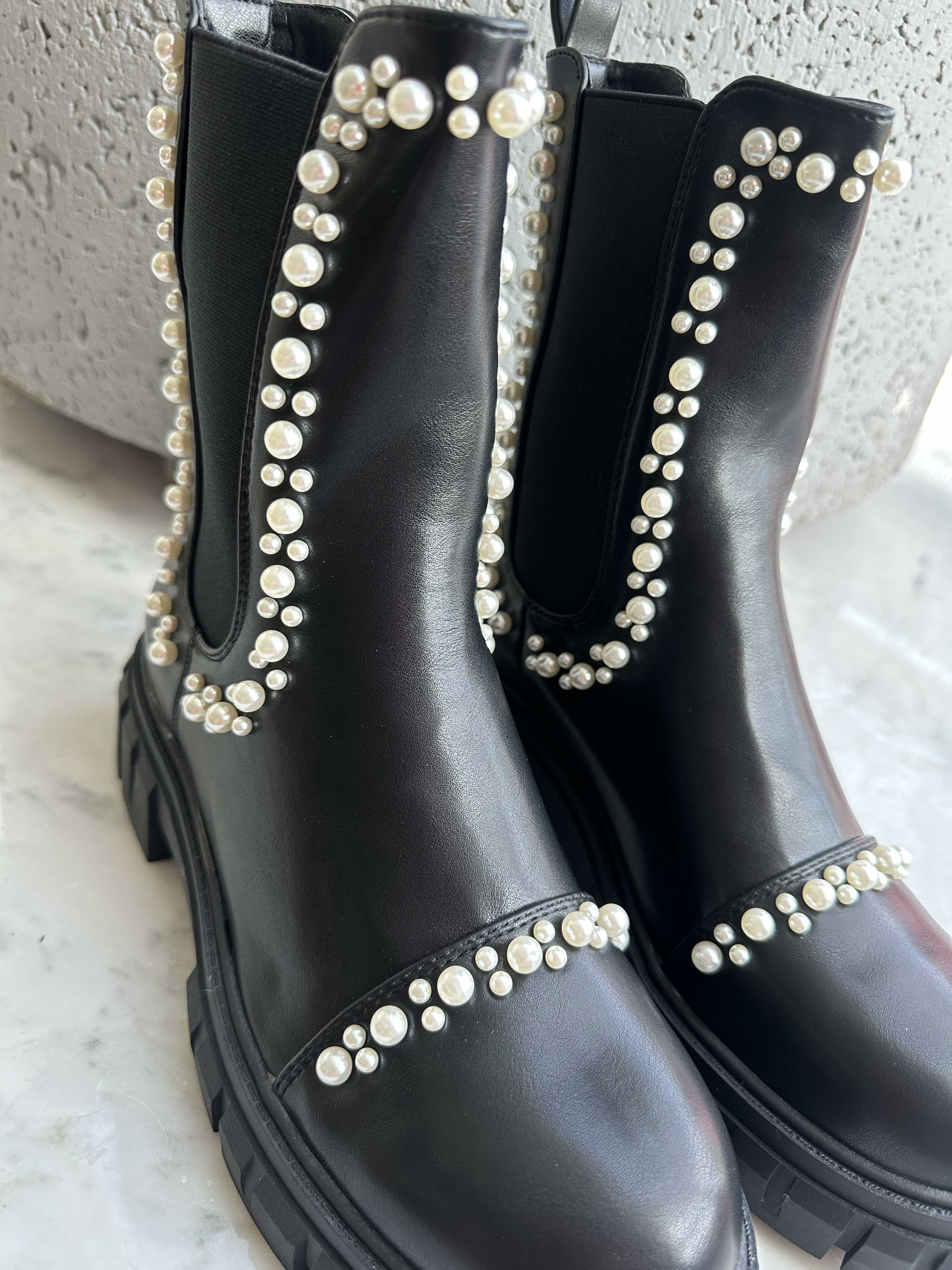 Flavia - Svarta stövlar med pärlor